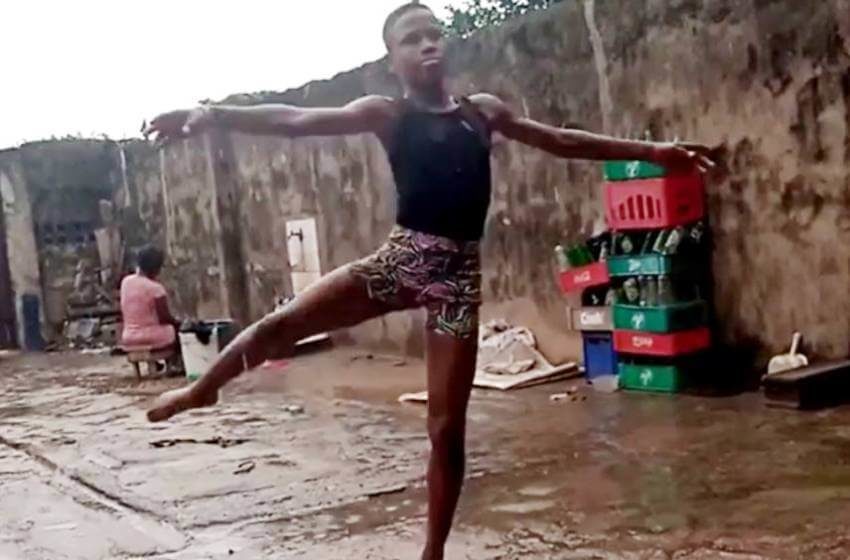  Niño en Nigeria baila descalzo en la lluvia y gana beca de ballet